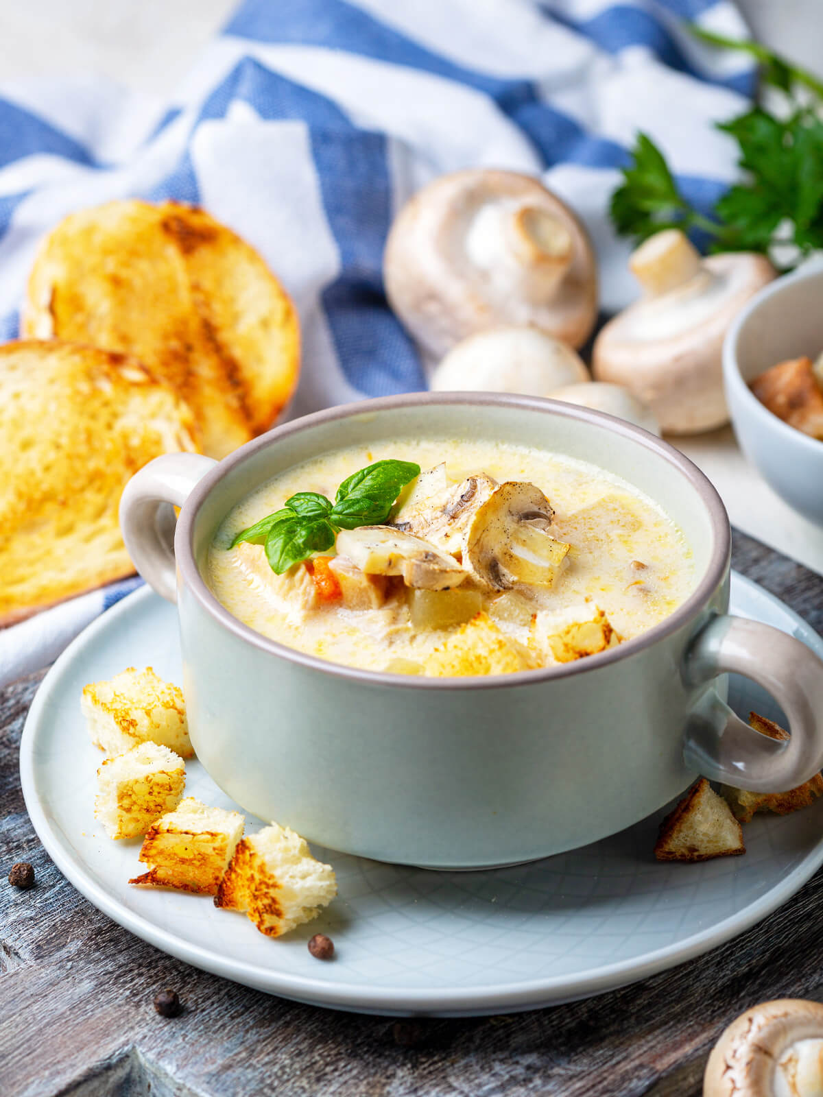 Cremige Hähnchen-Pilz-Suppe mit Frischkäse