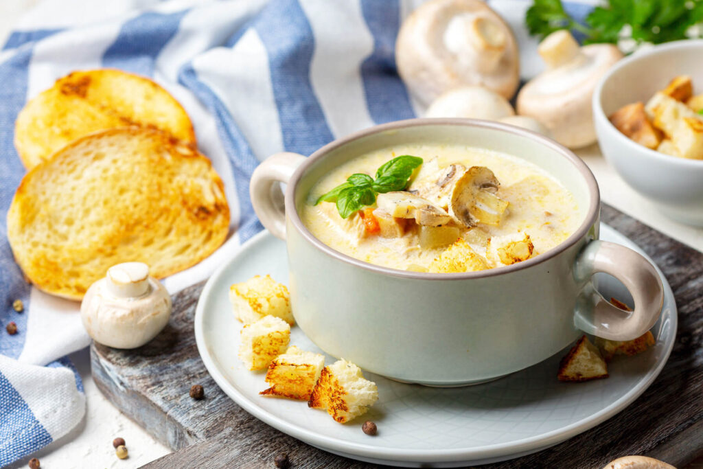Cremige Hähnchen-Pilz-Suppe mit Frischkäse
