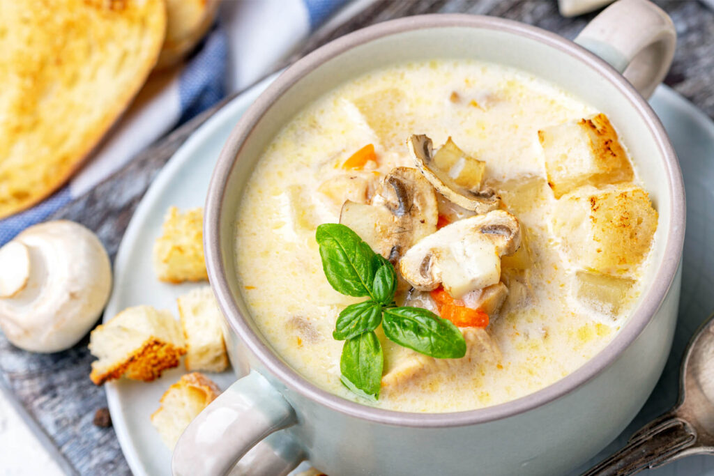 Cremige Hähnchen-Pilz-Suppe mit Frischkäse