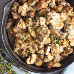 Cremige Schweinepfanne mit Champignons und Thymian