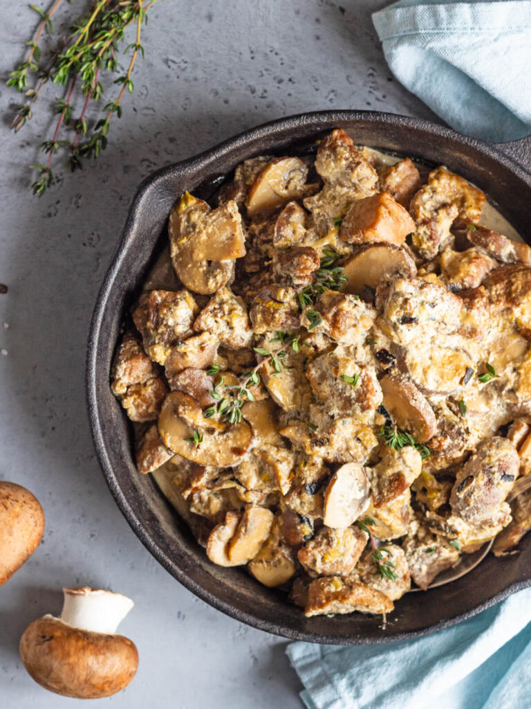 Cremige Schweinepfanne mit Champignons und Thymian