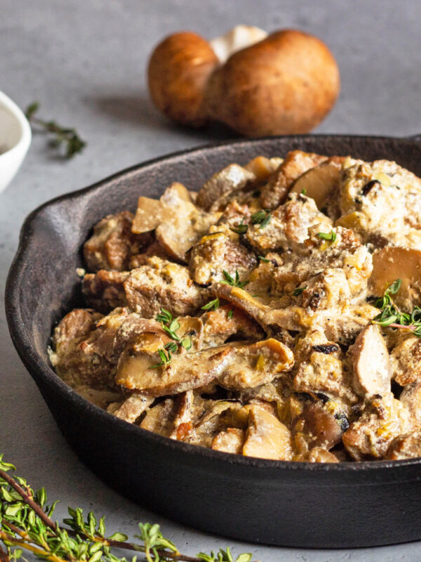 Cremige Schweinepfanne mit Champignons und Thymian