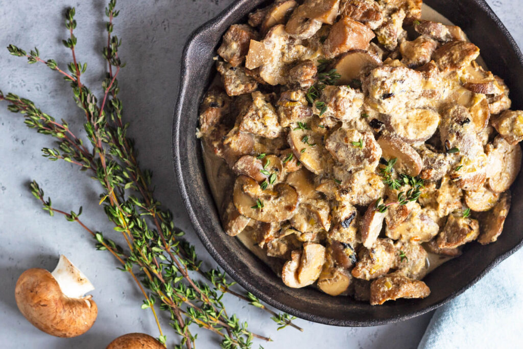 Cremige Schweinepfanne mit Champignons und Thymian