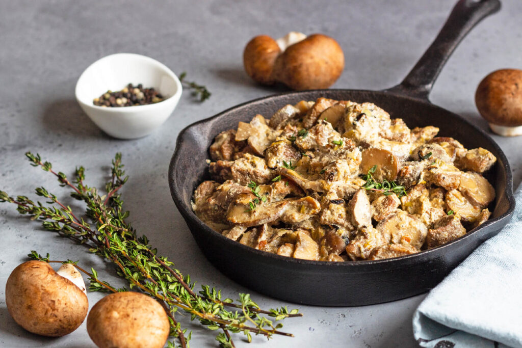 Cremige Schweinepfanne mit Champignons und Thymian