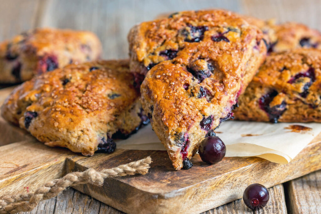 Englische Vollkorn-Scones mit Schwarzer Johannisbeere