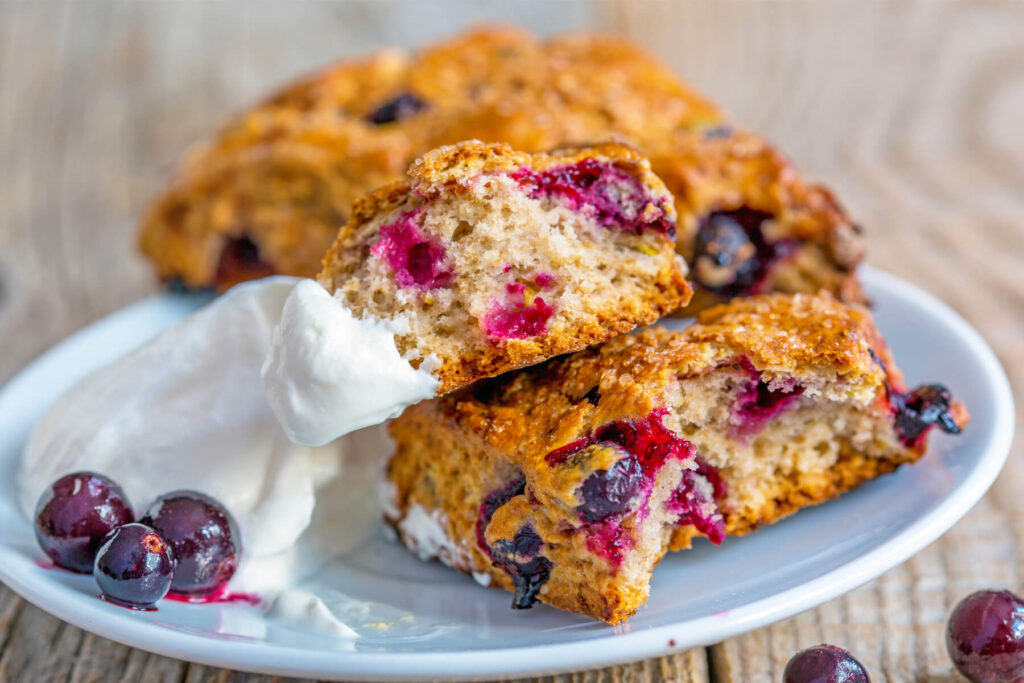 Englische Vollkorn-Scones mit Schwarzer Johannisbeere