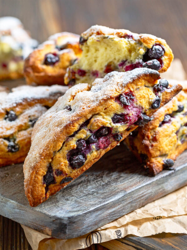 Englische Vollkorn-Scones mit Schwarzer Johannisbeere