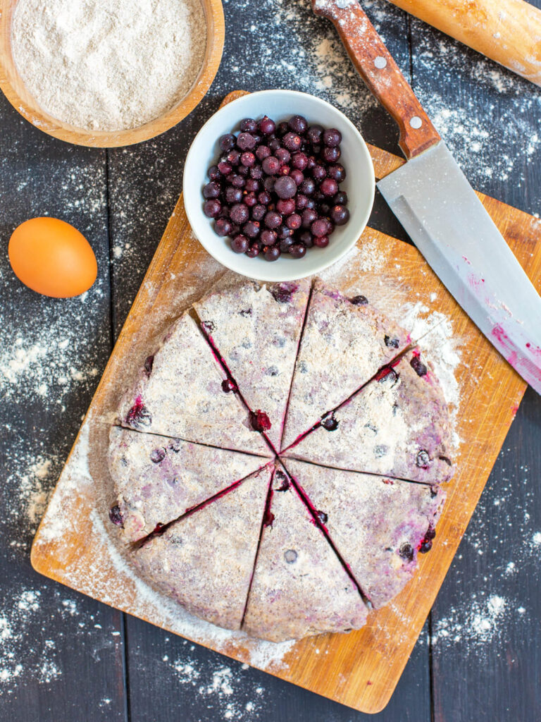 Englische Vollkorn-Scones mit Schwarzer Johannisbeere