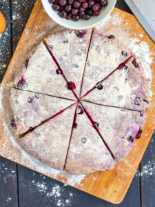 Englische Vollkorn-Scones mit Schwarzer Johannisbeere