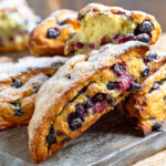 Englische Vollkorn-Scones mit Schwarzer Johannisbeere