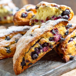 Englische Vollkorn-Scones mit Schwarzer Johannisbeere