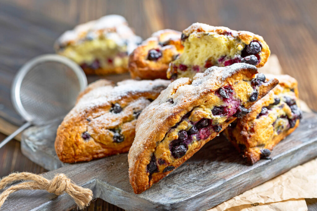 Englische Vollkorn-Scones mit Schwarzer Johannisbeere