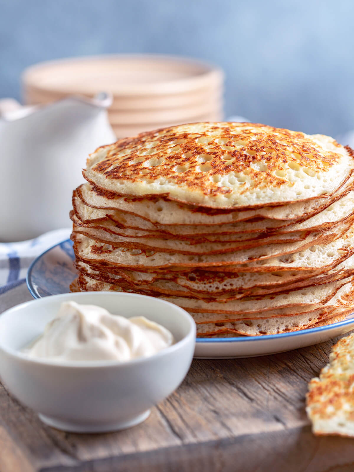 Fluffige Hefe-Pfannkuchen mit löchriger Struktur (Brühpfannkuchen)