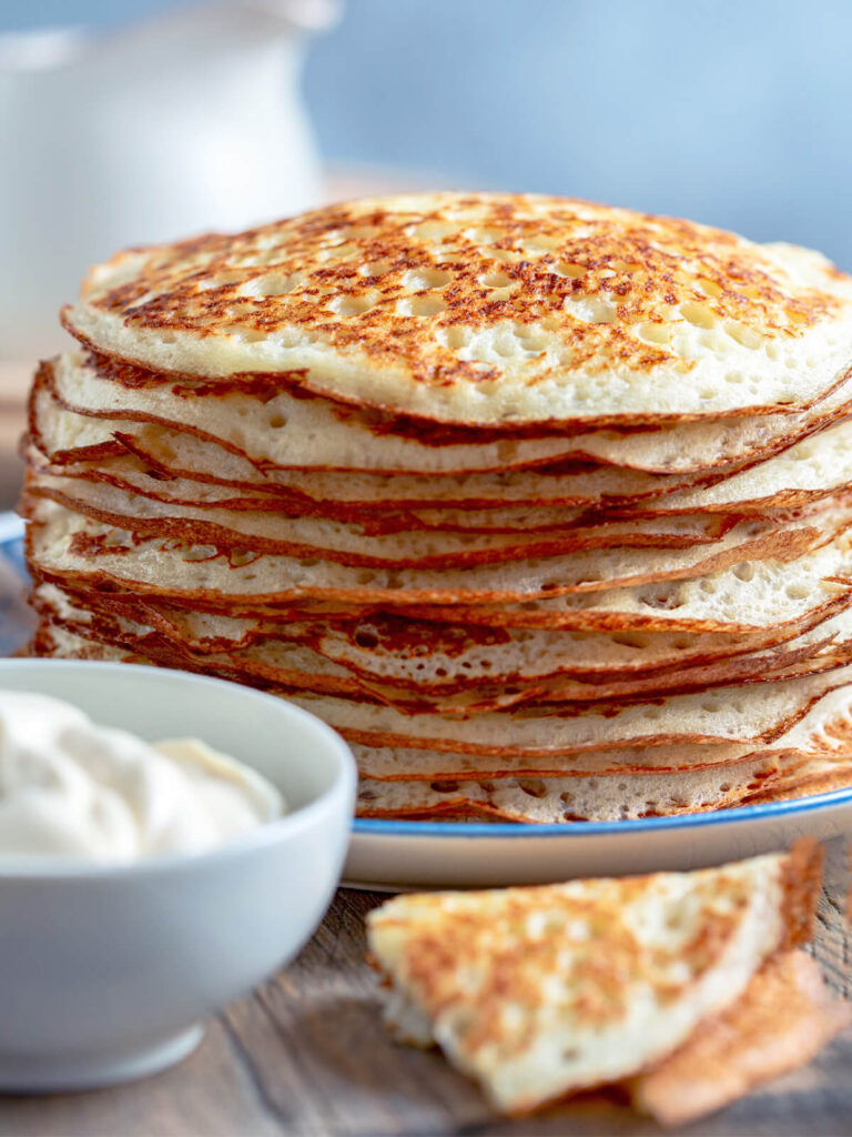 Fluffige Hefe-Pfannkuchen mit löchriger Struktur (Brühpfannkuchen)