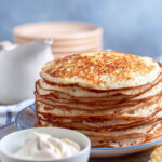 Fluffige Hefe-Pfannkuchen mit löchriger Struktur (Brühpfannkuchen)