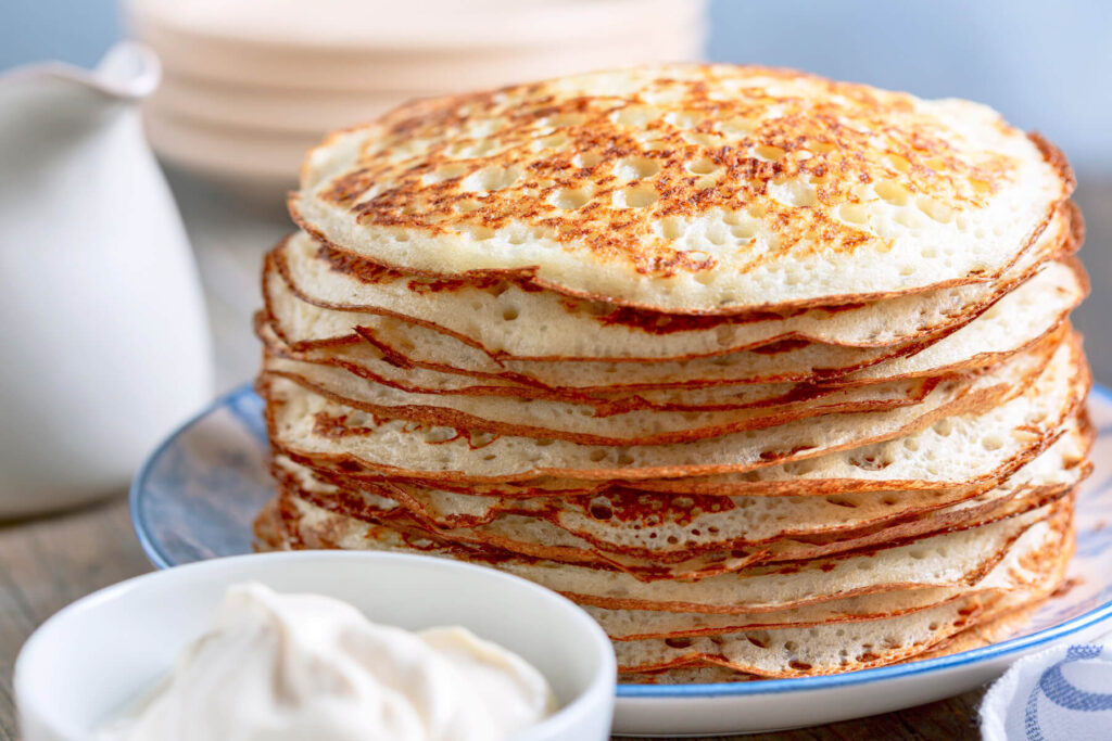 Fluffige Hefe-Pfannkuchen mit löchriger Struktur (Brühpfannkuchen)