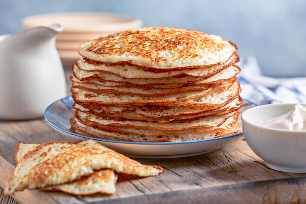 Fluffige Hefe-Pfannkuchen mit löchriger Struktur (Brühpfannkuchen)