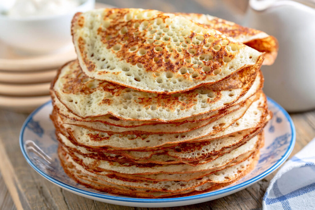 Fluffige Hefe-Pfannkuchen mit löchriger Struktur (Brühpfannkuchen)