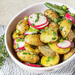 Gerösteter Kartoffelsalat mit grünen Bohnen und Honig-Senf-Dressing