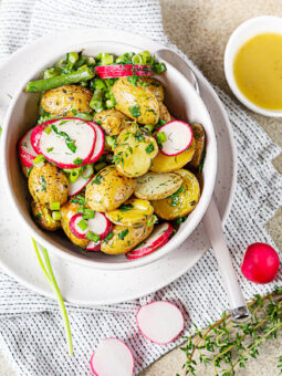 Gerösteter Kartoffelsalat mit grünen Bohnen und Honig-Senf-Dressing