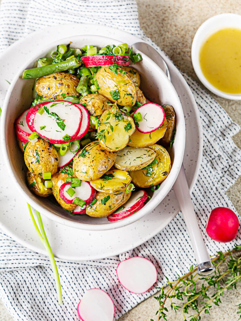 Gerösteter Kartoffelsalat mit grünen Bohnen und Honig-Senf-Dressing