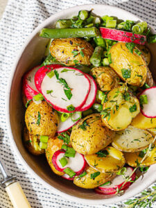 Gerösteter Kartoffelsalat mit grünen Bohnen und Honig-Senf-Dressing