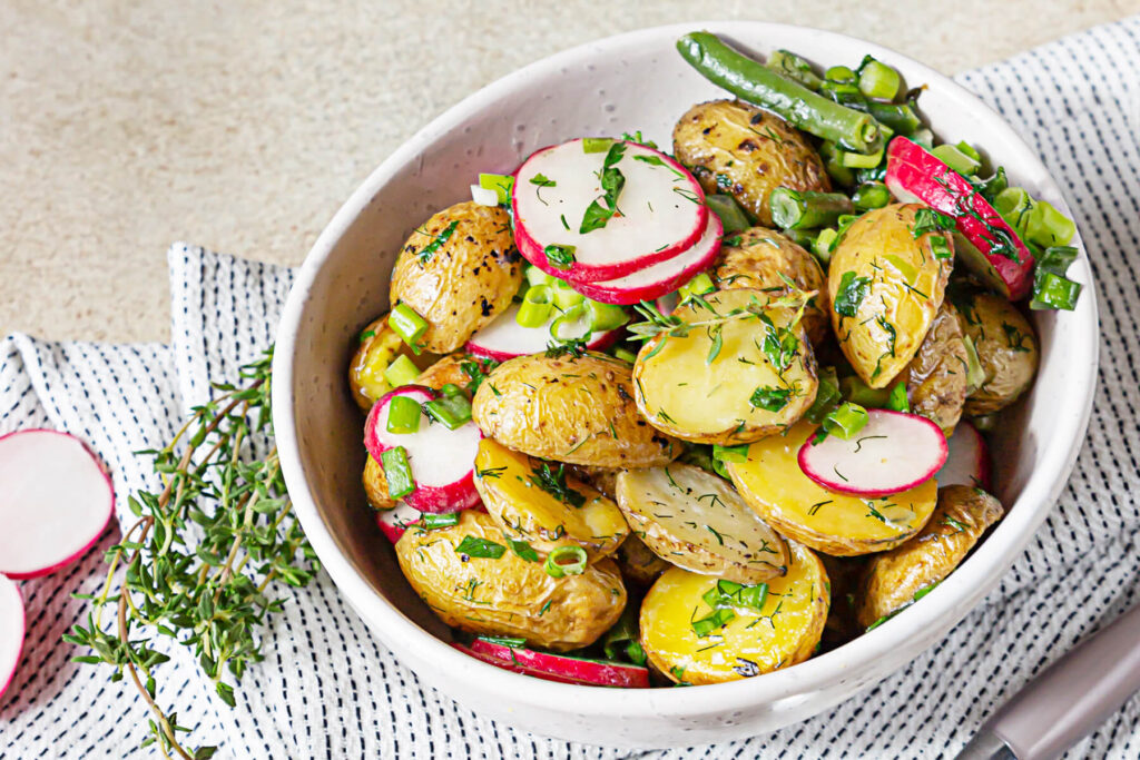 Gerösteter Kartoffelsalat mit grünen Bohnen und Honig-Senf-Dressing