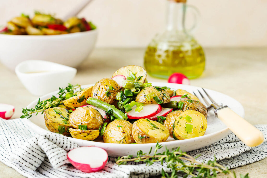 Gerösteter Kartoffelsalat mit grünen Bohnen und Honig-Senf-Dressing