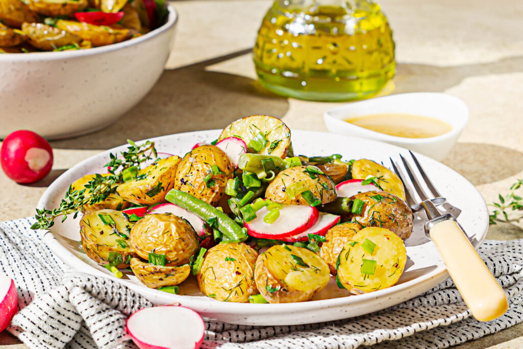Gerösteter Kartoffelsalat mit grünen Bohnen und Honig-Senf-Dressing