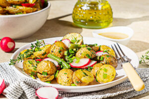 Gerösteter Kartoffelsalat mit grünen Bohnen und Honig-Senf-Dressing
