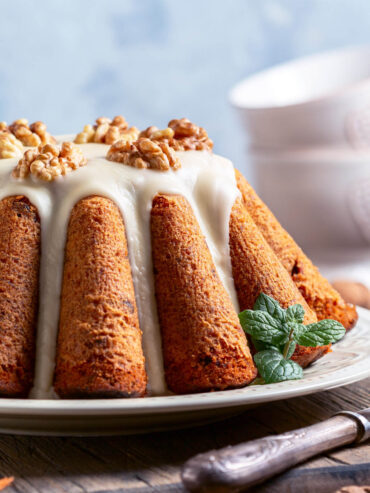 Karottenkuchen mit Rosinen und Walnüssen