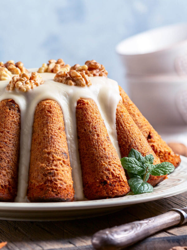 Karottenkuchen mit Rosinen und Walnüssen