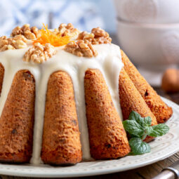 Karottenkuchen mit Rosinen und Walnüssen