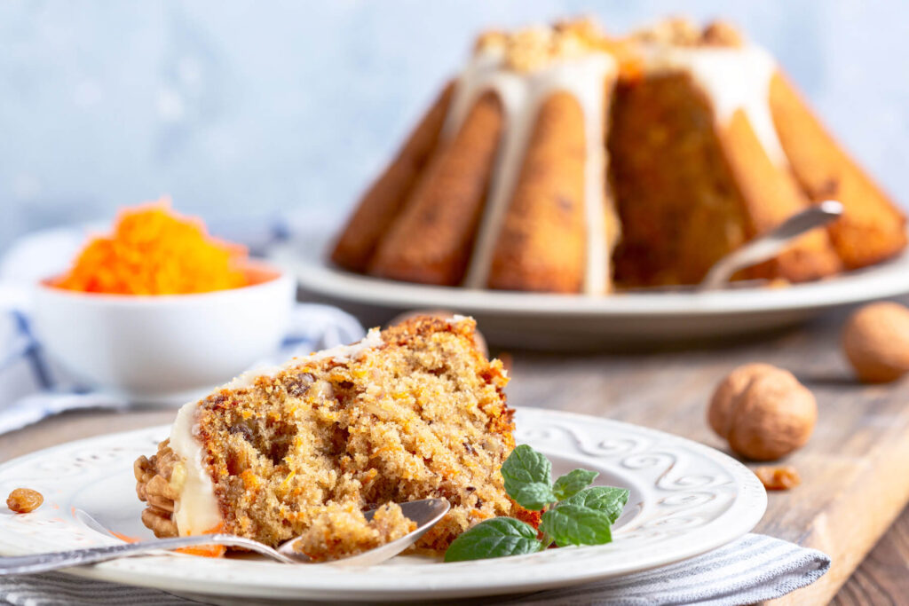 Karottenkuchen mit Rosinen und Walnüssen