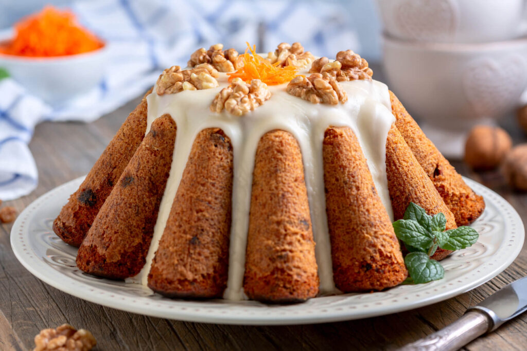 Karottenkuchen mit Rosinen und Walnüssen