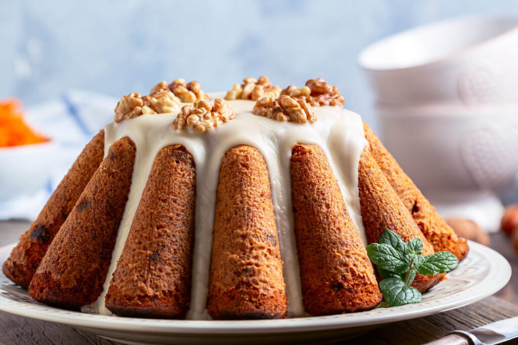 Karottenkuchen mit Rosinen und Walnüssen