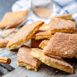 Knusprige Zucker-Zimt-Kekse in Rautenform (Zemelach)