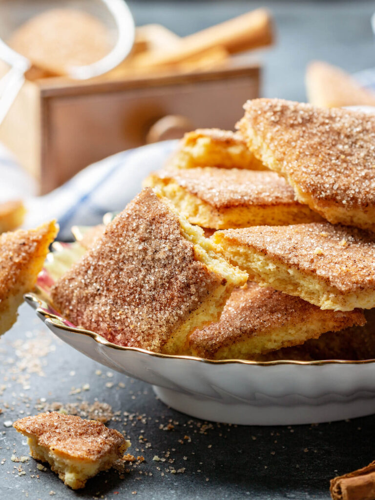 Knusprige Zucker-Zimt-Kekse in Rautenform (Zemelach)