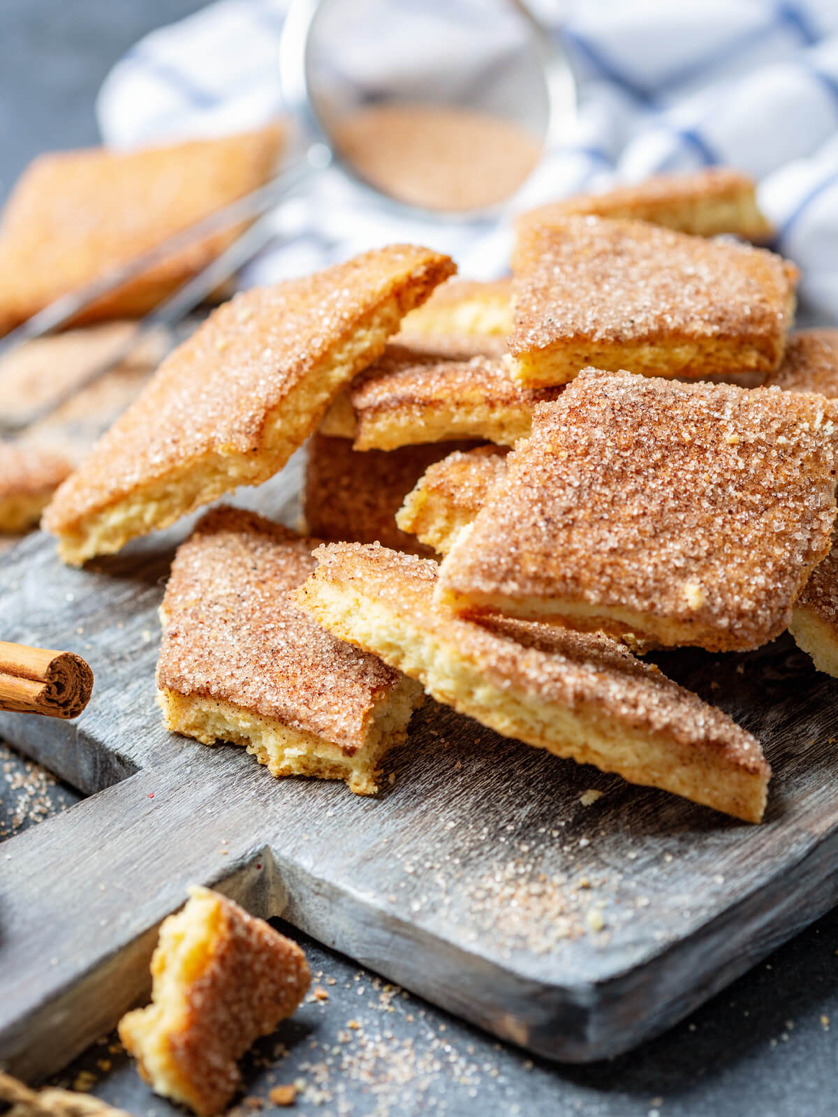 Knusprige Zucker-Zimt-Kekse in Rautenform (Zemelach)