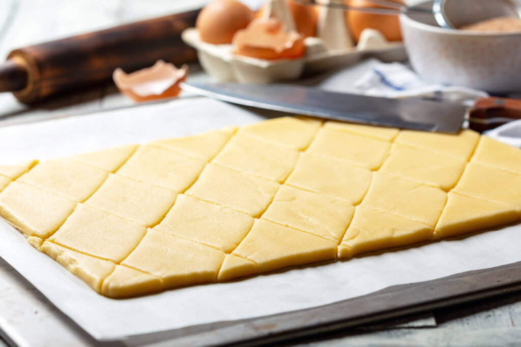 Knusprige Zucker-Zimt-Kekse in Rautenform (Zemelach)