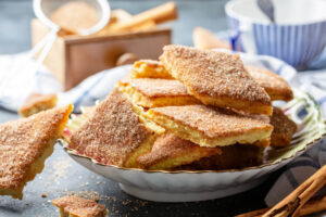 Knusprige Zucker-Zimt-Kekse in Rautenform (Zemelach)