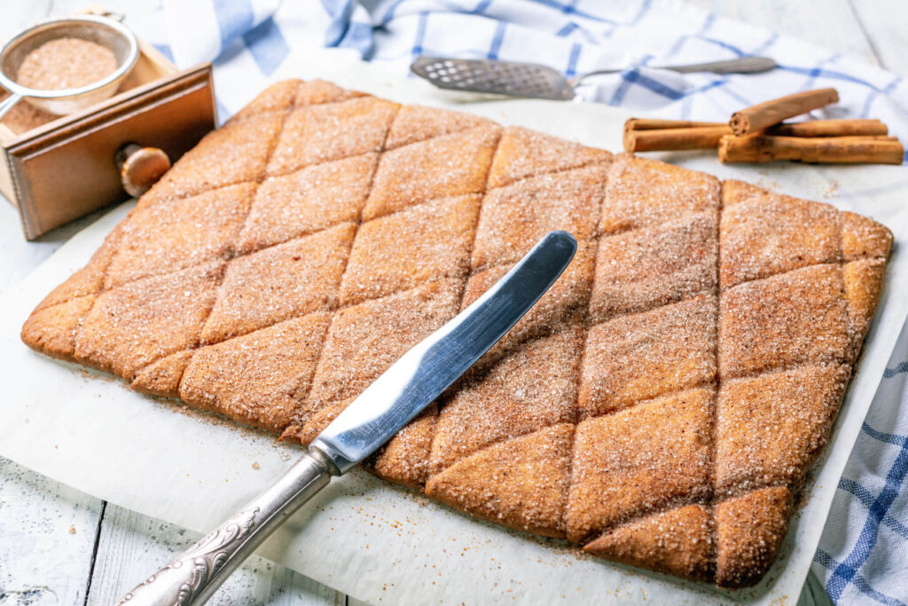 Knusprige Zucker-Zimt-Kekse in Rautenform (Zemelach)