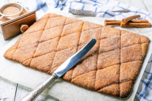 Knusprige Zucker-Zimt-Kekse in Rautenform (Zemelach)