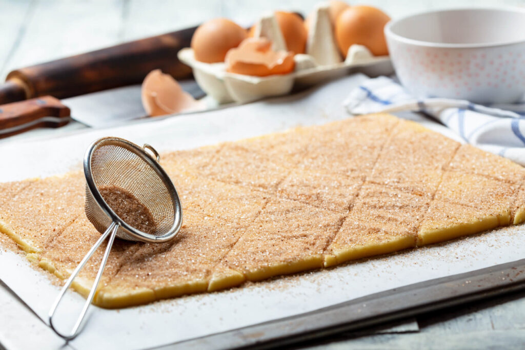 Knusprige Zucker-Zimt-Kekse in Rautenform (Zemelach)