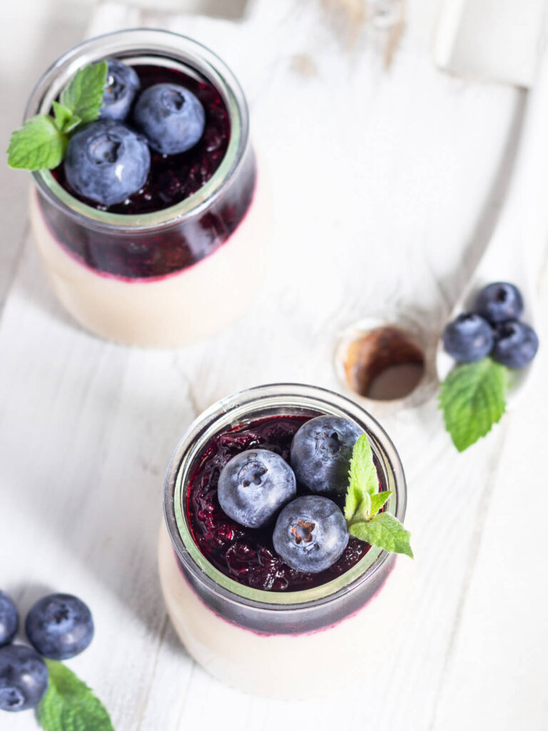 Leichter Buchweizen-Pudding mit Beeren (Panna Cotta Art)