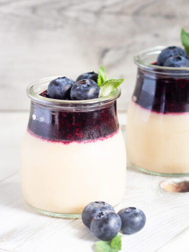 Leichter Buchweizen-Pudding mit Beeren (Panna Cotta Art)