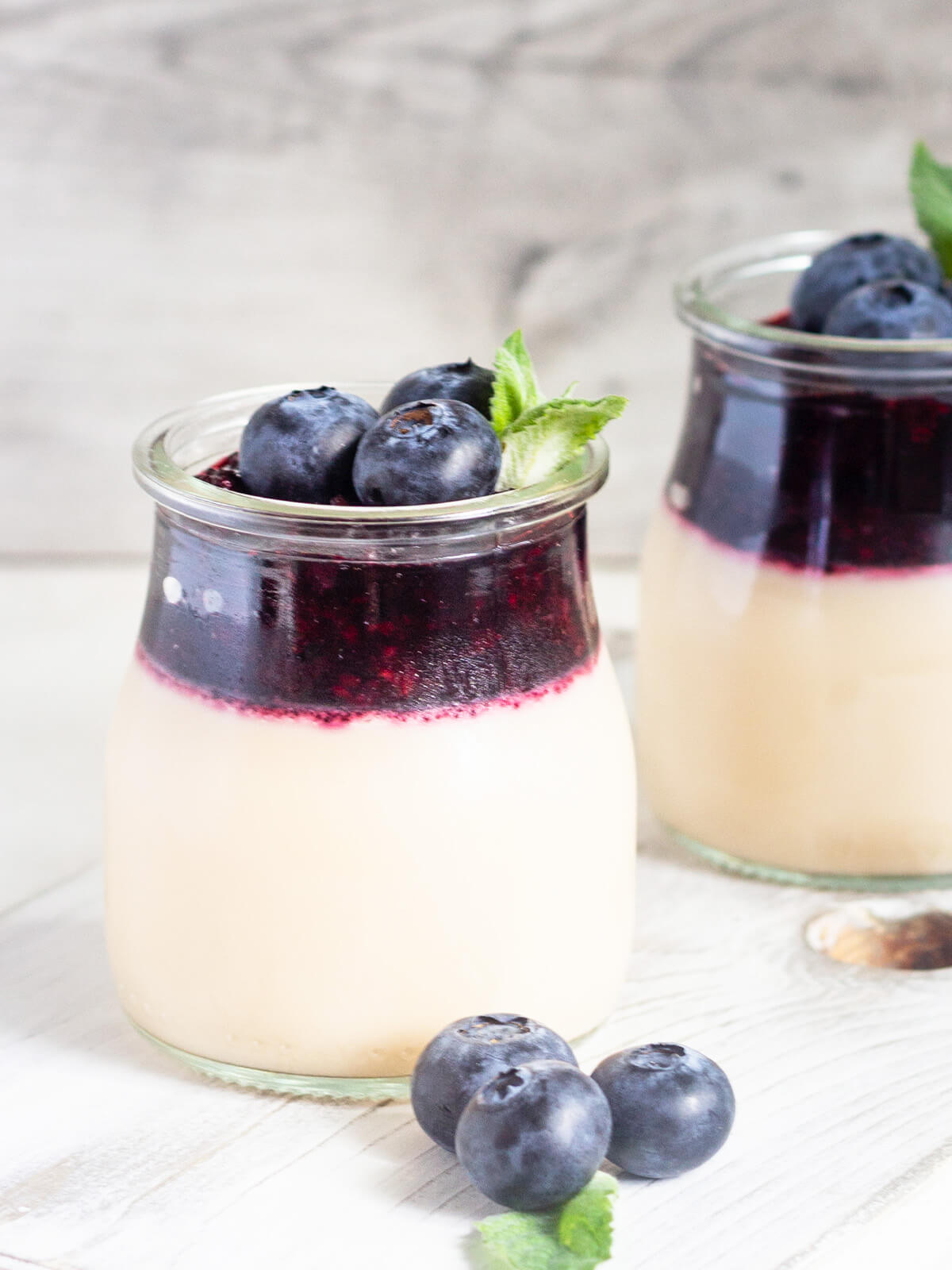 Leichter Buchweizen-Pudding mit Beeren (Panna Cotta Art)