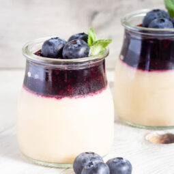 Leichter Buchweizen-Pudding mit Beeren (Panna Cotta Art)