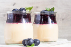 Leichter Buchweizen-Pudding mit Beeren (Panna Cotta Art)