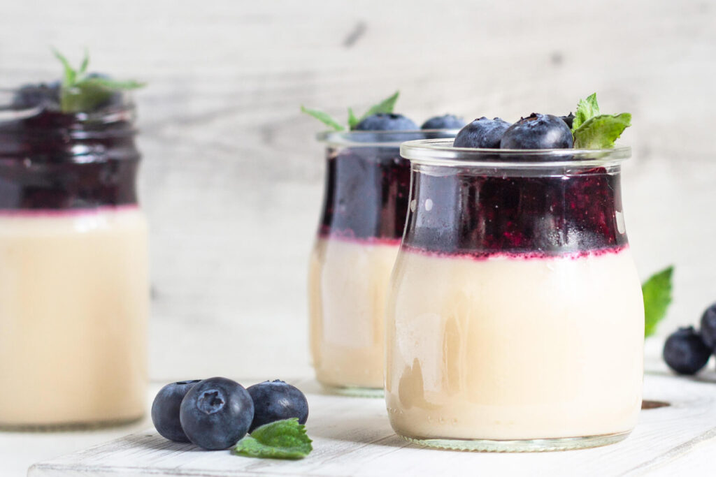 Leichter Buchweizen-Pudding mit Beeren (Panna Cotta Art)